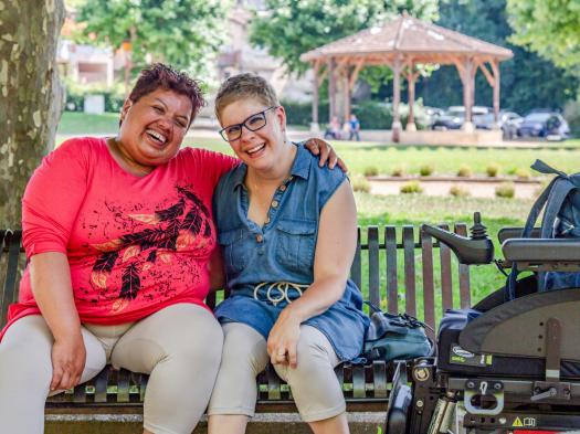 Deux femmes assises sur un banc dans un parc