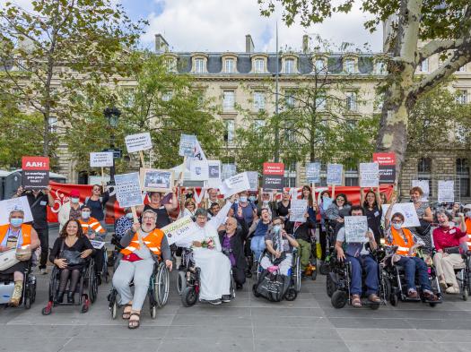 Rassemblement place de la République à Paris pour la déconjugalisation de l'AAH