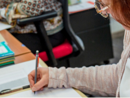 Une femme remplissant des documents administratifs